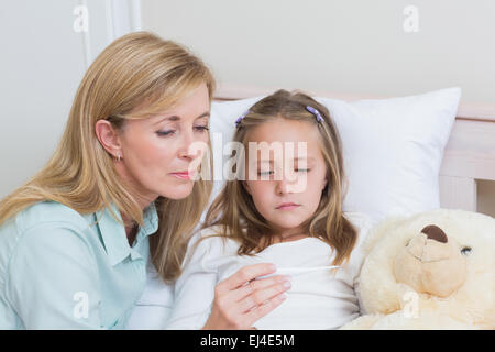 Mutter ihre Töchter Temperaturmessung Stockfoto