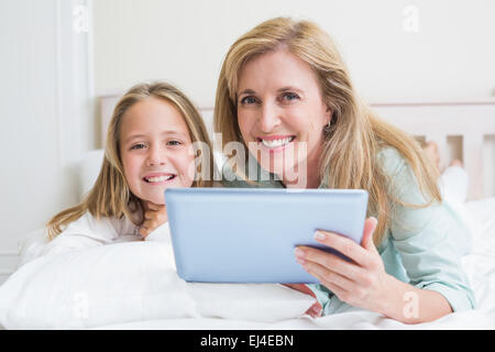 Glückliche Mutter und Tochter mit tablet Stockfoto