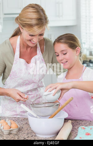 Mutter und Tochter gemeinsam Kuchen machen Stockfoto