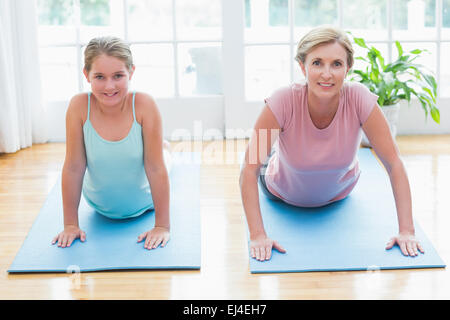 Glückliche Mutter und Tochter beim yoga Stockfoto