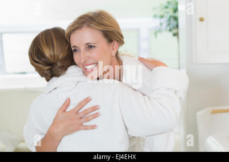 Glückliche Mutter und Tochter umarmt Stockfoto