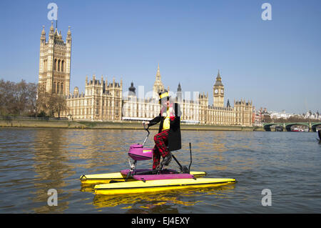 Monster Raving Loony Party Kandidaten auf schwimmenden Fahrräder auf der Themse vor dem House of Parliament im Mai 2010 Stockfoto