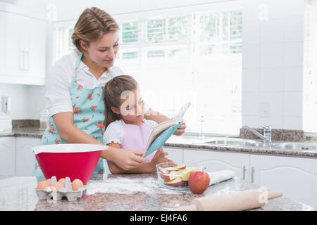 Mutter und Tochter gemeinsam Backen Stockfoto