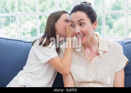 Mutter und Tochter, die Geheimnisse zu teilen Stockfoto