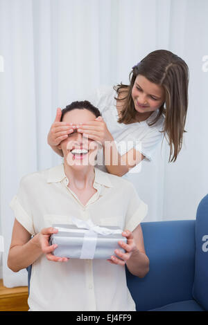 Tochter mit ihrer Mutter ein Geschenk Stockfoto