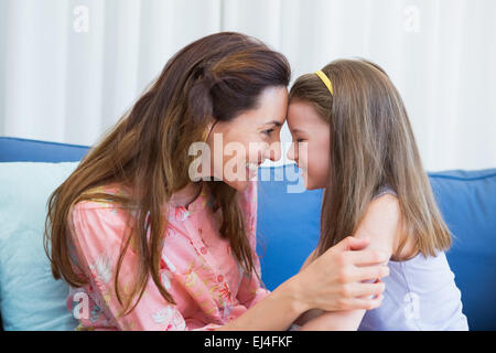 Mutter und Tochter auf der couch Stockfoto