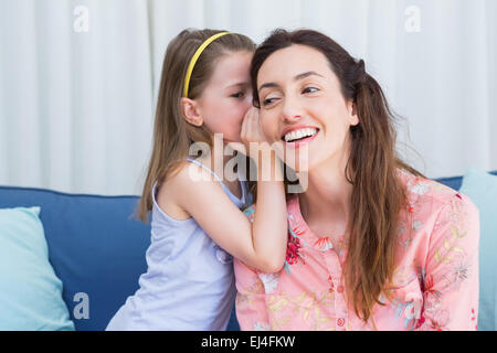 Mutter und Tochter, die Geheimnisse zu teilen Stockfoto