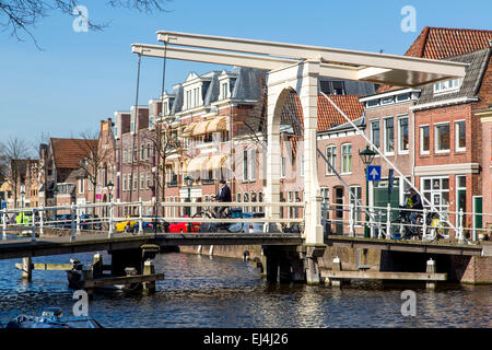 Historische alte Stadt Alkmaar, Nordholland, Niederlande, typischen Kanal Häuser, Stockfoto