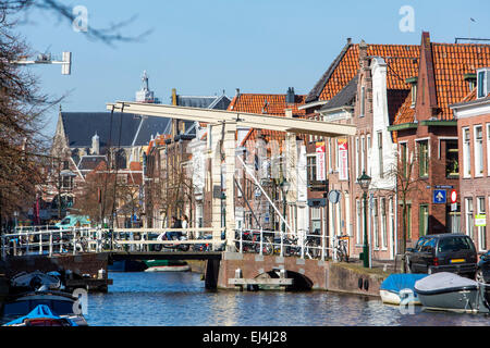 Historische alte Stadt Alkmaar, Nordholland, Niederlande, typischen Kanal Häuser, Stockfoto