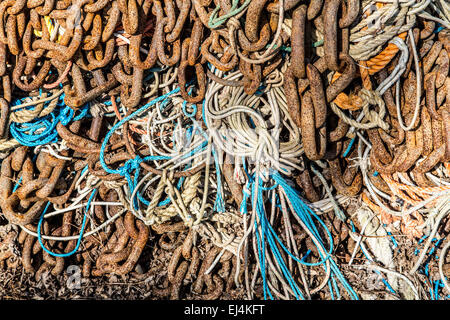 Alte rostige Ketten und Seile für Fischernetze in einem Fischerhafen, Enkhuizen, Nordholland, Niederlande Stockfoto