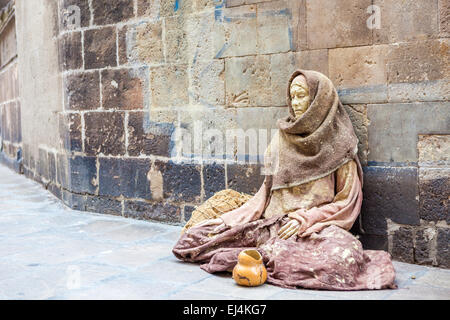 Straßenperformance der menschlichen Statuen in der Kathedrale von Barcelona, Barcelona, Spanien Stockfoto