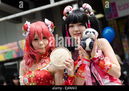 Tausende versammeln sich im Zentrum von Osaka, Japan im März 2015 für das jährliche Nipponbashi Street Festival. Stockfoto