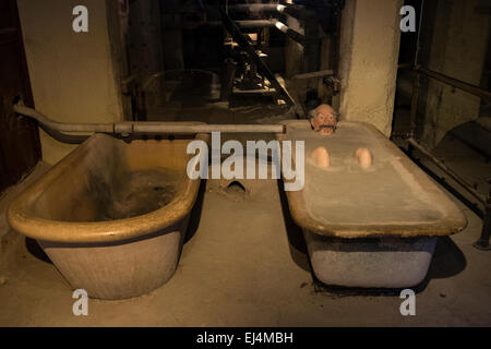 Teile der alten Badehaus, wo Therepeutic Schlammbäder, ausgestellt im Museum, Rotorua, Neuseeland gegeben wurden. Stockfoto