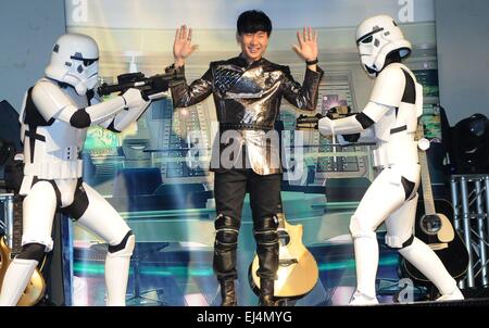 Taipei. 21. März 2015. Singapurische Sängerin JJ Lin spielt Spiele während seiner Geburtstagsfeier in Südost-China Taiwan, Taipei 21. März 2015. © Xinhua/Alamy Live-Nachrichten Stockfoto