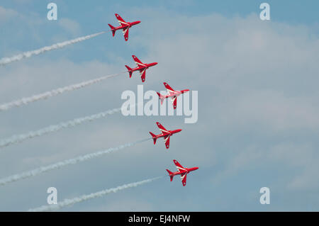 Fünf von den Red Arrows fliegen auf der Airbourne in Eastbourne Stockfoto