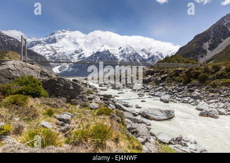 Brücke über Hooker Fluss im Aoraki Nationalpark Neuseeland Stockfoto