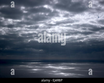 Gefleckte Sonnenlicht aus den Wolken auf der Oberfläche des Ozeans von Northland, Neuseeland Stockfoto