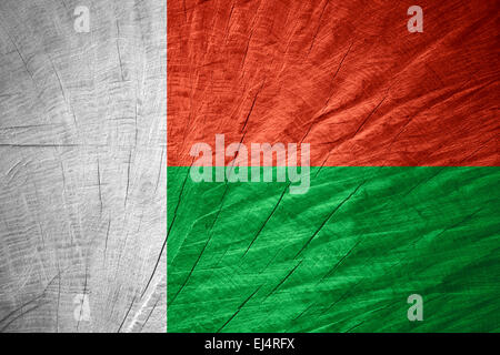 Madagaskar Flagge oder Banner auf Holz Textur Stockfoto