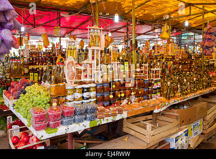 Frische Produkte auf dem malerischen Display auf den Markt unter freiem Himmel von Trogir, Kroatien, täglich geöffnet, für Touristen und lokalen Kunden. Stockfoto