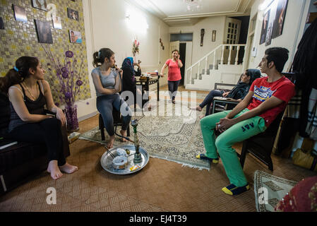 Cousins von Parsa, Informatik-Student, Rauch Qelyan nach dem Abendessen, traditionelle Art der Unterhaltung in den iranischen Familien, während seine Tante Fara sprechen mit ihrer Schwester in Deutschland, Isfahan, Iran Stockfoto