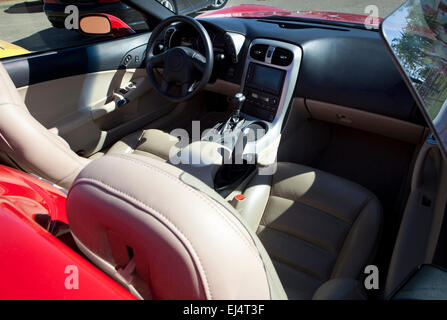 Rot Sport Cabrio Innenraum. Detail eines Luxuswagens mit klaren Leder fair Stockfoto