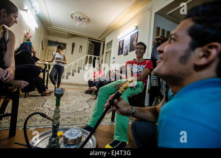 Parsa, Informatik-Student, Rauch Qelyan nach dem Abendessen, traditionelle Art der Unterhaltung im iranischen Familien mit seinen Vettern und Freunde, Isfahan, Iran Stockfoto