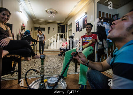 Parsa, Informatik-Student, Rauch Qelyan nach dem Abendessen, traditionelle Art der Unterhaltung im iranischen Familien mit seinen Vettern und Freunde, Isfahan, Iran Stockfoto