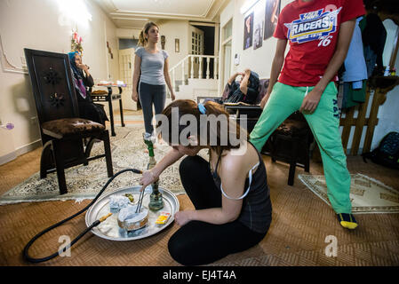 Parsa, Informatik-Student, Rauch Qelyan nach dem Abendessen, traditionelle Art der Unterhaltung im iranischen Familien mit seinen Vettern und Freunde, Isfahan, Iran Stockfoto