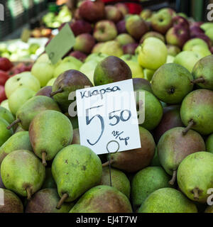 Grüne Birnen auf einem Bauern-Markt in Polen. Stockfoto