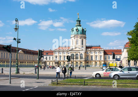 Vorderansicht von Schloss Charlottenburg in Berlin, Deutschland. Stockfoto