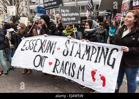 London, UK. 21. März 2015. Studenten der Universität Essex trat Tausende Demonstranten versammelten sich heute in London zur Teilnahme an der Demonstration stehen bis zum Rassismus heute. Die nationale Demonstration gegen Rassismus und Faschismus erfolgt einen Monat vor den Parlamentswahlen und sendet ein deutliches Signal an die Politiker. Bildnachweis: Gordon Scammell/Alamy Live-Nachrichten Stockfoto