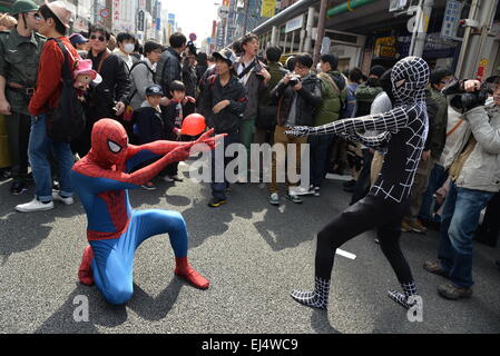 Osaka, Japan. 21. März 2015. Cosplayer stellen während der Nippombashi Street Festa in Osaka, Japan, 21. März 2015. 11. Nippombashi-Street-Festa veranstaltet am Samstag zog Tausende von Cosplayer in ganz Japan. Bildnachweis: Yan Lei/Xinhua/Alamy Live-Nachrichten Stockfoto