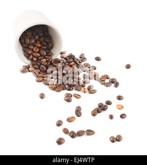 Verschüttete Kaffeebohnen aus dem Becher isoliert Stockfoto