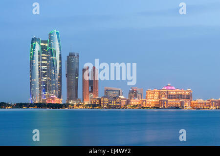 Abend-Skyline-Blick von Abu Dhabi, Vereinigte Arabische Emirate Stockfoto