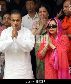 Guwahati, Indien nordöstlichen Bundesstaat Assam. 21. März 2015. Indische Wirtschaftsmagnat Anil Dhirubhai Ambani (L, vorn) und seine Frau Tina Ambani (R, vorne) bieten Gebete in der berühmten Kamakhya-Tempel in Guwahati, Hauptstadt Indiens nordöstlichen Bundesstaat Assam, 21. März 2015. © Stringer/Xinhua/Alamy Live-Nachrichten Stockfoto