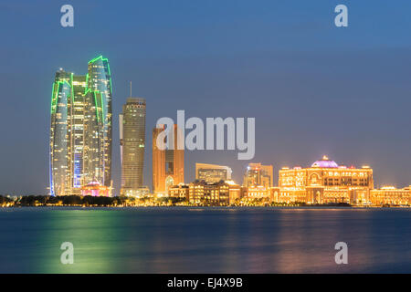 Abend-Skyline-Blick von Abu Dhabi, Vereinigte Arabische Emirate VAE Stockfoto