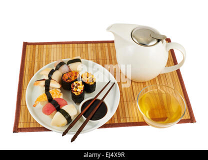 Portion Sushi und Tee-Komposition Stockfoto