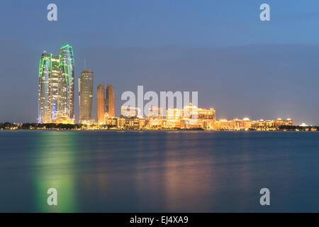 Am Abend Skyline-Blick von Abu Dhabi mit Emirates Palace Hotel in Vereinigte Arabische Emirate Stockfoto