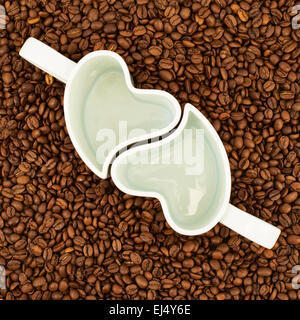 Zwei leere Tassen für Kaffee Bohnen Stockfoto