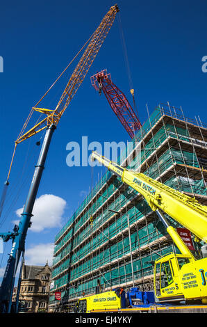 Studentenunterkunft in Liverpool, Merseyside, Großbritannien 21. März 2015. 40m hoher roter Turmdrehkran, der auf der Baustelle eines großen Komplexes von Nordic Construction verwendet wurde, der entfernt wird. Der Standort in der Hope Street ist ein Studentenzentrum mit 339 Zimmern, einem Fitnessstudio, einem Kino, Bars und Restaurants. Der Kran wird mit einem noch größeren 750 Tonnen Luffer Crane mit hydraulischen Wippauslegern demontiert (wird in engen städtischen Arbeitsräumen verwendet, wenn der Abstand zum Drehen des Jib nicht ausreicht), Einer der größten Krane dieser Art in Europa und einer von nur drei in Großbritannien. Stockfoto