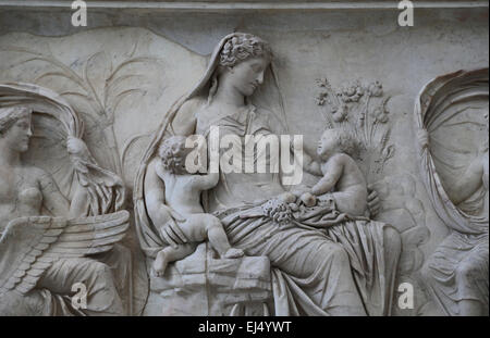 Italien. Rom. Ara Pacis Augustae. Eine Göttin Tellus (Erde) sitzt inmitten einer Szene von Fruchtbarkeit und Wohlstand mit Zwillingen. Stockfoto