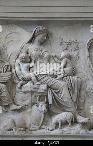 Italien. Rom. Ara Pacis Augustae. Eine Göttin Tellus (Erde) sitzt inmitten einer Szene von Fruchtbarkeit und Wohlstand mit Zwillingen. Stockfoto