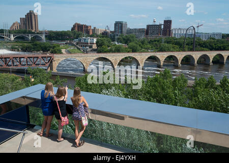 Blick von der endlosen Brücke. Guthrie-Brücke. Minneapolis. Minnesota. USA. Stockfoto