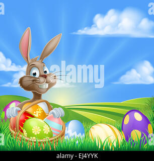 Eine Karikatur Osterhase mit einem Korb Picknickkorb von Easter Eggs in einem Feld mit sanften Hügeln Stockfoto