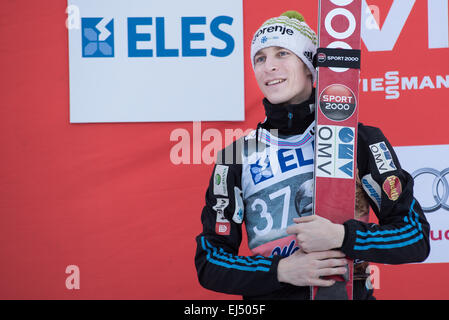 Jurij Tepes Sloweniens auf Podium feiert seinen zweiten Platz im FIS World Cup Planica fliegen Hill individuelle Skispringen. Skispringen ist eine Form des nordischen Skisports in der Athleten eine Take-off Rampe, genannt ein Anlauf hinunter, springen und fliegen so weit wie möglich. Punkte werden vergeben für Distanz und Stil. (Foto von Rok Rakun / Pacific Press) Stockfoto