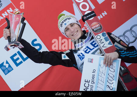 Jurij Tepes Sloweniens auf Podium feiert seinen zweiten Platz im FIS World Cup Planica fliegen Hill individuelle Skispringen. Skispringen ist eine Form des nordischen Skisports in der Athleten eine Take-off Rampe, genannt ein Anlauf hinunter, springen und fliegen so weit wie möglich. Punkte werden vergeben für Distanz und Stil. (Foto von Rok Rakun / Pacific Press) Stockfoto