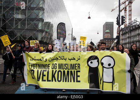 Kopenhagen, Dänemark, 21. März 2015: Rallye in Kopenhagen zur Unterstützung der UN internationaler Tag gegen Rassismus kommt auf dem Rathausplatz. Auf dem großen Schild steht: "Flüchtlinge und Muslime sind willkommen" Credit: OJPHOTOS/Alamy Live News Stockfoto