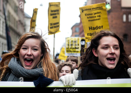 Kopenhagen, Dänemark, 21. März 2015: Zwei junge Frauen beteiligt sich an der Unterstützung Rallye in Kopenhagen feiert internationalen Tag der Vereinten Nationen gegen Rassismus Credit: OJPHOTOS/Alamy Live News Stockfoto