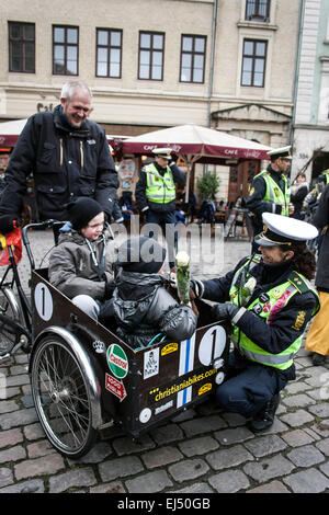 Kopenhagen, Dänemark, 21. März 2015: Polizistin gibt weiße Rosen, zwei kleine Kinder in einem Christiania während Samstag Rallye in Kopenhagen in Unterstützung für UN internationaler Tag gegen Rassismus Credit Bike: OJPHOTOS/Alamy Live News Stockfoto