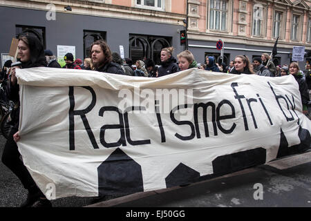 Kopenhagen, Dänemark, 21. März 2015: Teilnehmer am Samstag Rallye in Copenhagen feiern UN internationaler Tag gegen Rassismus hält einen Banner zu lesen: "Rassismus Freistadt" Credit: OJPHOTOS/Alamy Live News Stockfoto